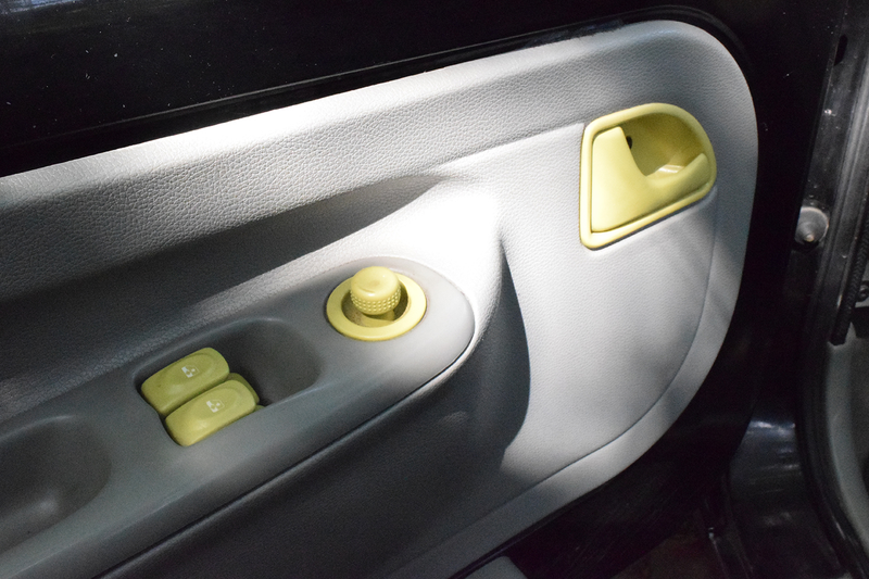 The left electric side mirror doesn’t work. The rest of the controls are great.